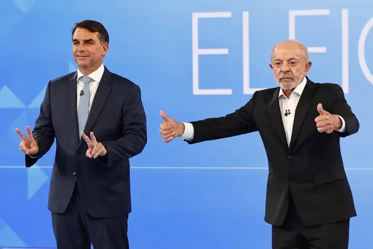 En la foto, El presidente de Brasil y candidato a la reelección, Luiz Inácio Lula da Silva (d), y el candidato de la oposición Flávio Bolsonaro, asisten a un debate, en Río de Janeiro