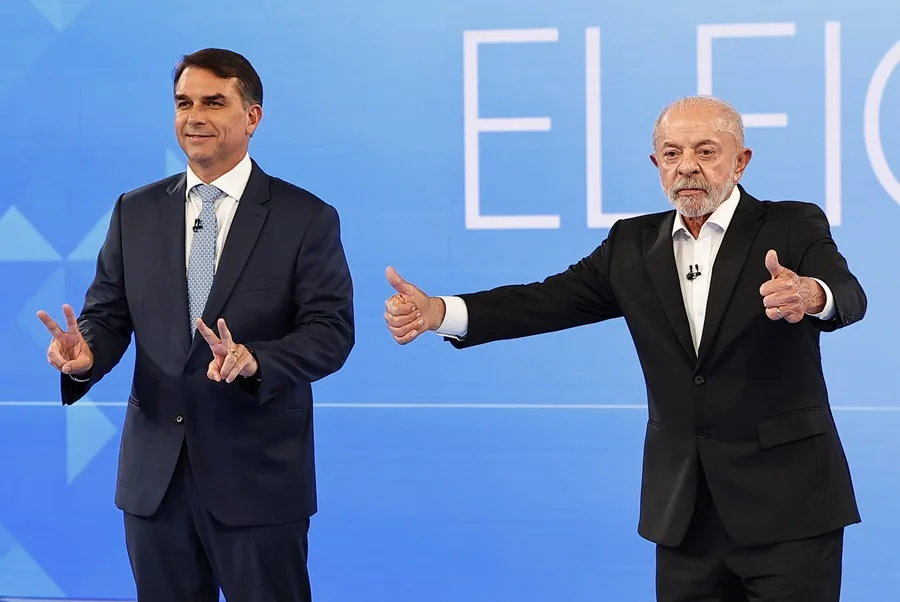 Bolsonaro y Lula se atacan por economía, seguridad y corrupción en el último debate antes de las elecciones 3 En la foto, El presidente de Brasil y candidato a la reelección, Luiz Inácio Lula da Silva (d), y el candidato de la oposición Flávio Bolsonaro, asisten a un debate, en Río de Janeiro