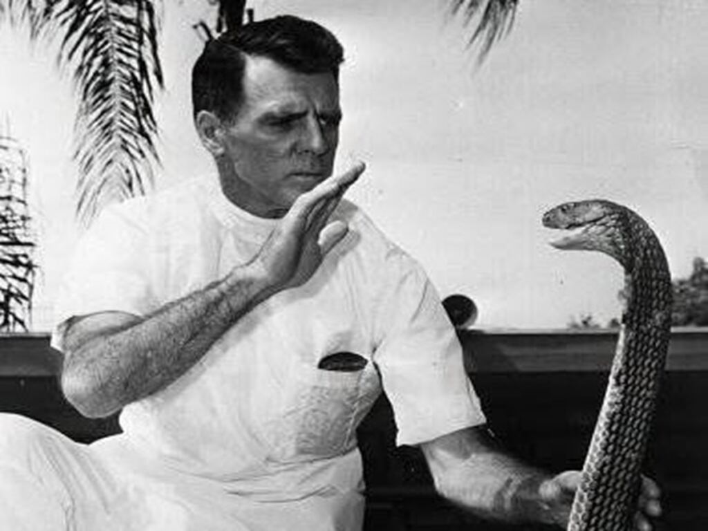 En la foto, Bill Haast con una serpiente