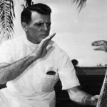 En la foto, Bill Haast con una serpiente