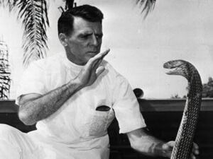 En la foto, Bill Haast con una serpiente