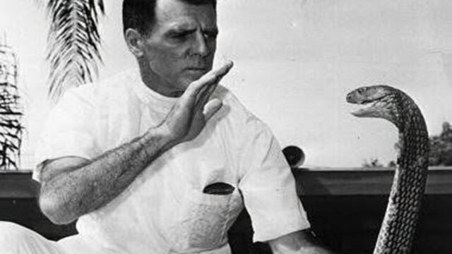 En la foto, Bill Haast con una serpiente