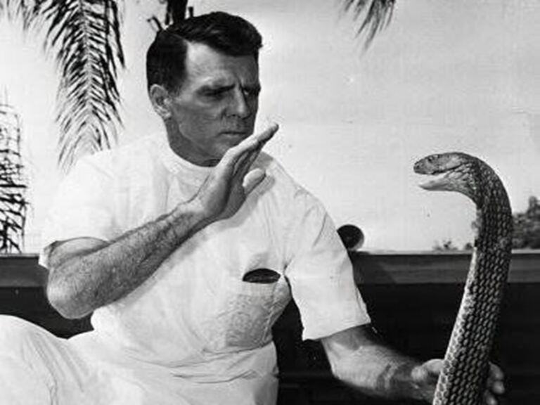 En la foto, Bill Haast con una serpiente