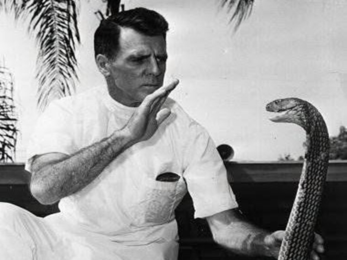 En la foto, Bill Haast con una serpiente