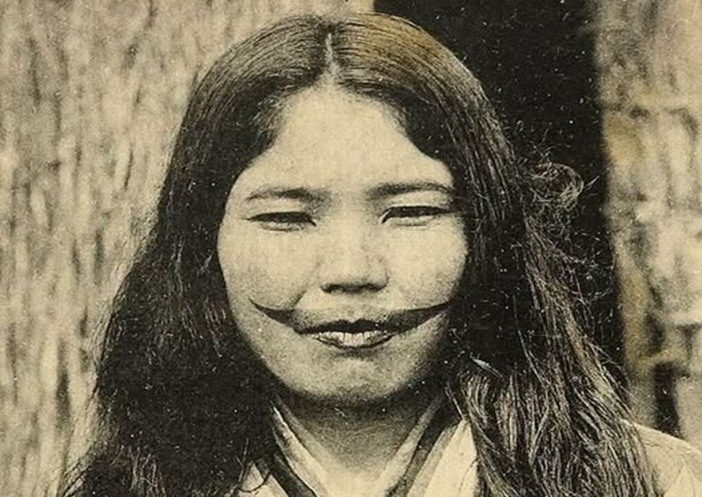 En la foto, una mujer ainu