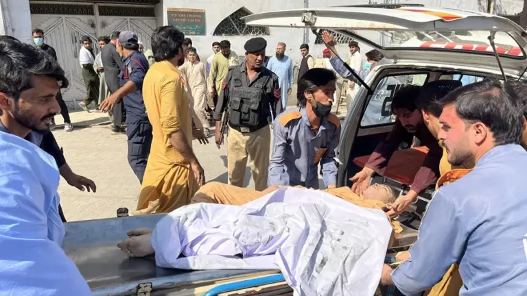 En la foto, Equipos de rescate trasladan el cuerpo de un niño fallecido en el derrumbe del techo de una escuela en Peshawar, Pakistán