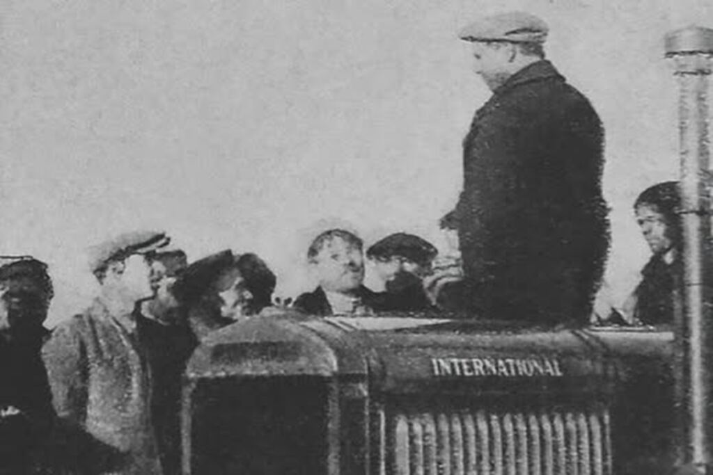 En la foto, Thomas Donald Campbell habla con trabajadores rusos