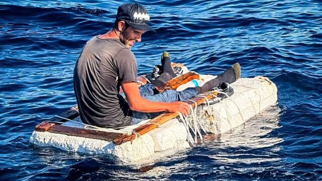En la foto, el balsero cubano que llegó en una embarcación rústica a EEUU
