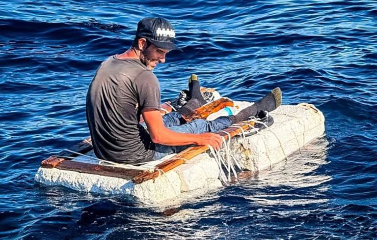 En la foto, el balsero cubano que llegó en una embarcación rústica a EEUU