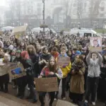 En la foto, Los ucranianos participan en una manifestación para exigir la dimisión del alcalde de Kiev, Vitali Klitschko, frente al Ayuntamiento, en el centro de Kiev