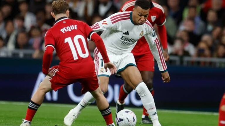 En la foto, Mbappé notó un gran gol ante el Sevilla