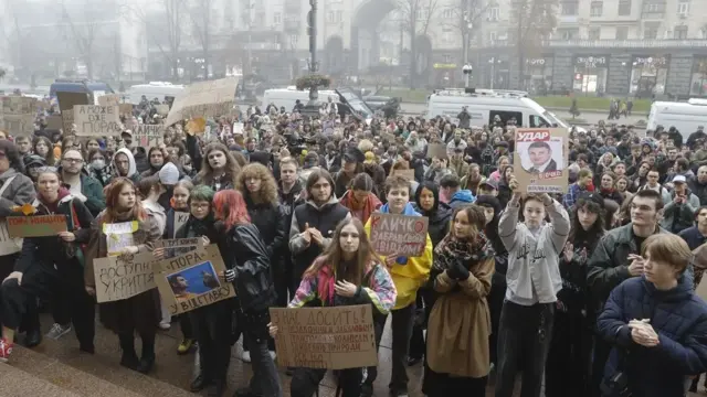 En la foto, Los ucranianos participan en una manifestación para exigir la dimisión del alcalde de Kiev, Vitali Klitschko, frente al Ayuntamiento, en el centro de Kiev