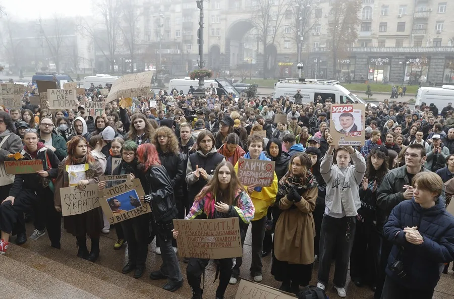 En la foto, Los ucranianos participan en una manifestación para exigir la dimisión del alcalde de Kiev, Vitali Klitschko, frente al Ayuntamiento, en el centro de Kiev