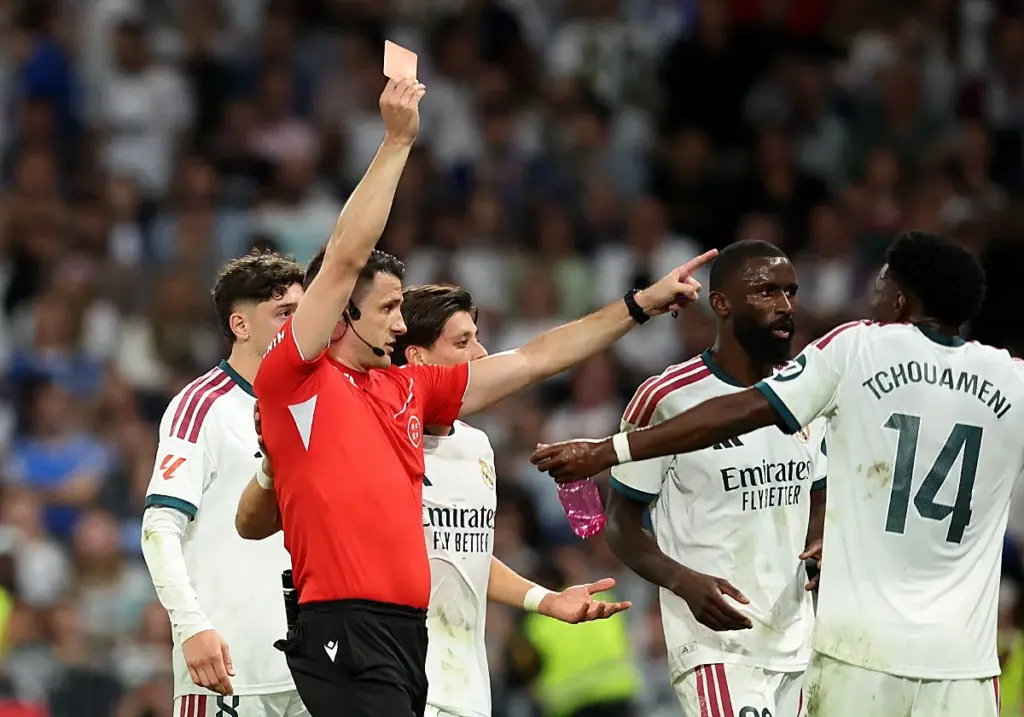 Vinicius sancionado con cuatro partidos: adiós al Clásico 2 En la foto, tarjeta roja a Vinicius Jr. ante el Villarreal
