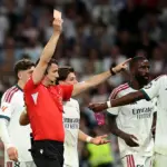 Inicio 6 En la foto, tarjeta roja a Vinicius Jr. ante el Villarreal
