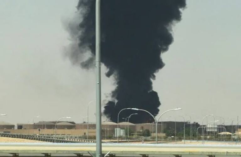 En la foto, humo tras la caída de un misil en Riad