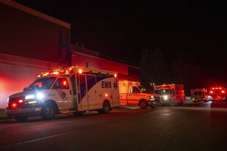 En la foto, ambulancias y bomberos durante el incendio en la base militar de Alberta