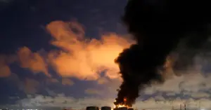 En la foto, incendio en San Petersburgo tras ataque ucraniano con drones