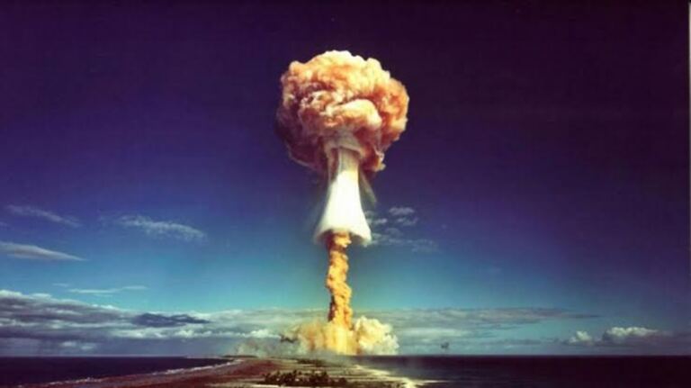 En la foto, ensayo nuclear francés en el atolón de Mururoa
