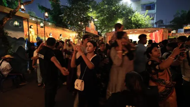 Al menos 19 muertos en una estampida en una fiesta hindú en Calcuta y siete detenidos 1 En la foto, Asistentes a las celebraciones del Durga Puja