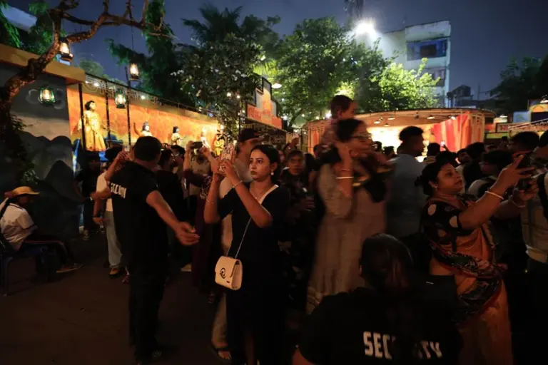 En la foto, Asistentes a las celebraciones del Durga Puja