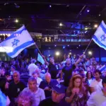 En la foto, Israelíes en un mitin de cierre de campaña en Tel Aviv