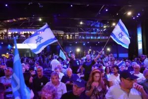 En la foto, Israelíes en un mitin de cierre de campaña en Tel Aviv