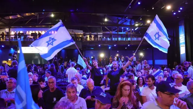Israel vota entre el belicismo de Netanyahu o una coalición de centroderecha con militares 1 En la foto, Israelíes en un mitin de cierre de campaña en Tel Aviv
