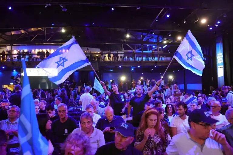 En la foto, Israelíes en un mitin de cierre de campaña en Tel Aviv