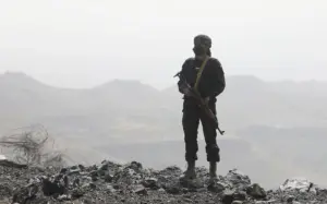 En la foto, un soldado de los hutíes