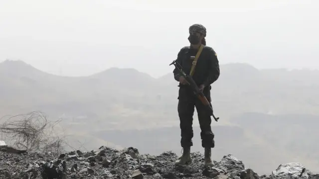 En la foto, un soldado de los hutíes