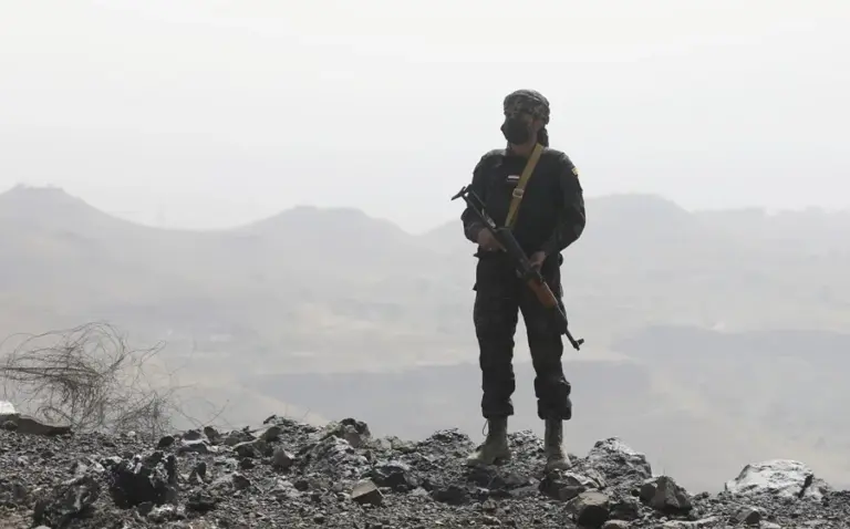 En la foto, un soldado de los hutíes