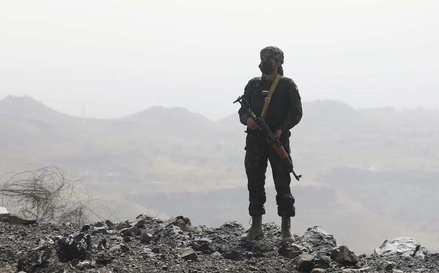 En la foto, un soldado de los hutíes