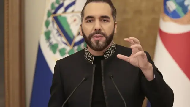 En la foto, el presidente de El Salvador, Nayib Bukele, hablando durante una rueda de prensa este viernes, en San Salvador