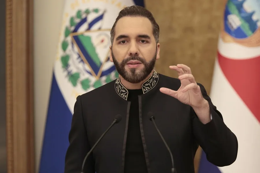 En la foto, el presidente de El Salvador, Nayib Bukele, hablando durante una rueda de prensa este viernes, en San Salvador