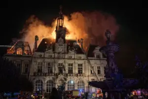 En la foto, El Ayuntamiento de Limoges, un edificio declarado monumento histórico y construido en el último cuarto del siglo XIX, quedó prácticamente destruido este sábado tras el ataque de manifestantes