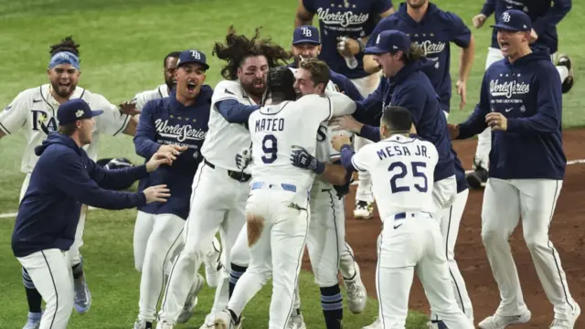 En la foto, los Rays celebran seguir con vida en la Serie Mundial