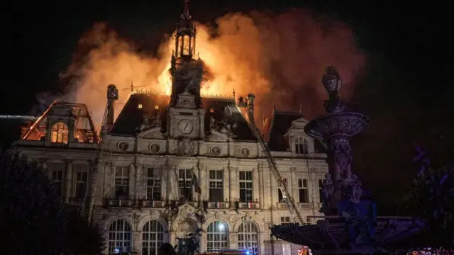 En la foto, El Ayuntamiento de Limoges, un edificio declarado monumento histórico y construido en el último cuarto del siglo XIX, quedó prácticamente destruido este sábado tras el ataque de manifestantes