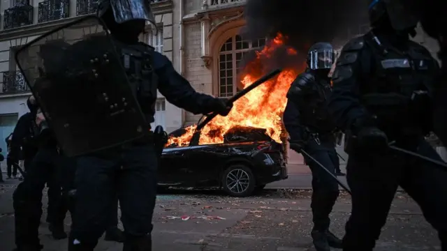 En la foto, enfrentamientos con la policía antidisturbios, tras una marcha de estudiantes de secundaria y miembros de sindicatos franceses