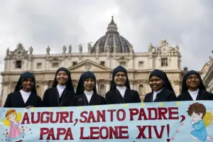 En la foto, León XIV reaparece en el rezo del ángelus en el Vaticano tras su operación de pulmón