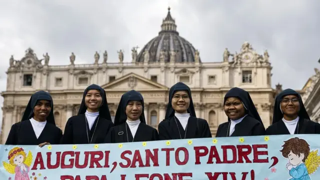 En la foto, León XIV reaparece en el rezo del ángelus en el Vaticano tras su operación de pulmón