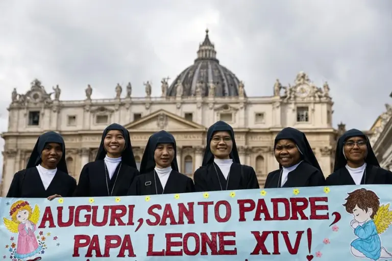 En la foto, León XIV reaparece en el rezo del ángelus en el Vaticano tras su operación de pulmón