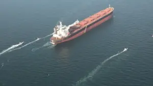 En la foto, un petrolero navega por el estrecho de Ormuz