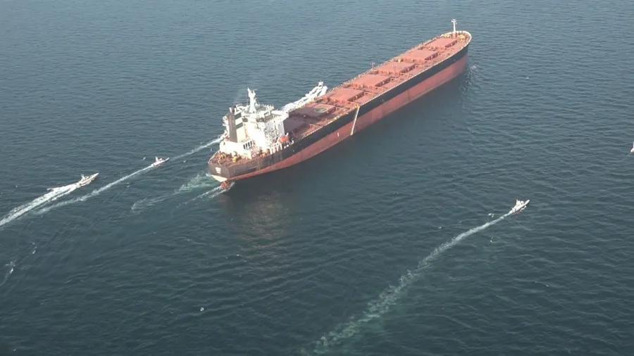 En la foto, un petrolero navega por el estrecho de Ormuz
