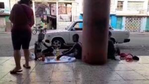 En la foto, niños vendiendo en la calle, en La Habana