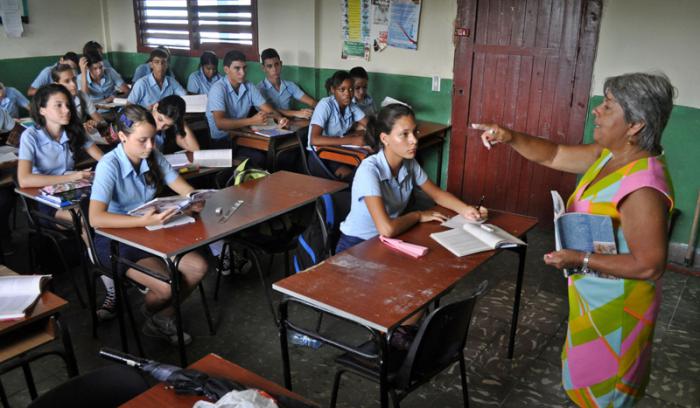 Denuncian que autoridades de Marianao involucran a estudiantes de preuniversitario en la identificación de sistemas solares 2 Denuncian que autoridades de Marianao involucran a estudiantes de preuniversitario en la identificación de sistemas solares