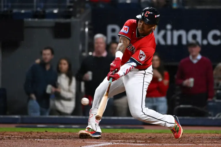 En la foto, José Ramírez decidió para Cleveland