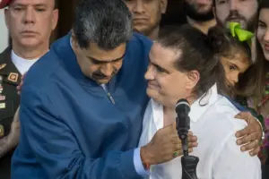 En la foto, Fotografía de archivo del 20 de diciembre de 2023 del entonces mandatario venezolano, Nicolás Maduro (hoy preso en EE.UU.), y Alex Saab (d), en el Palacio de Miraflores, en Caracas (Venezuela)