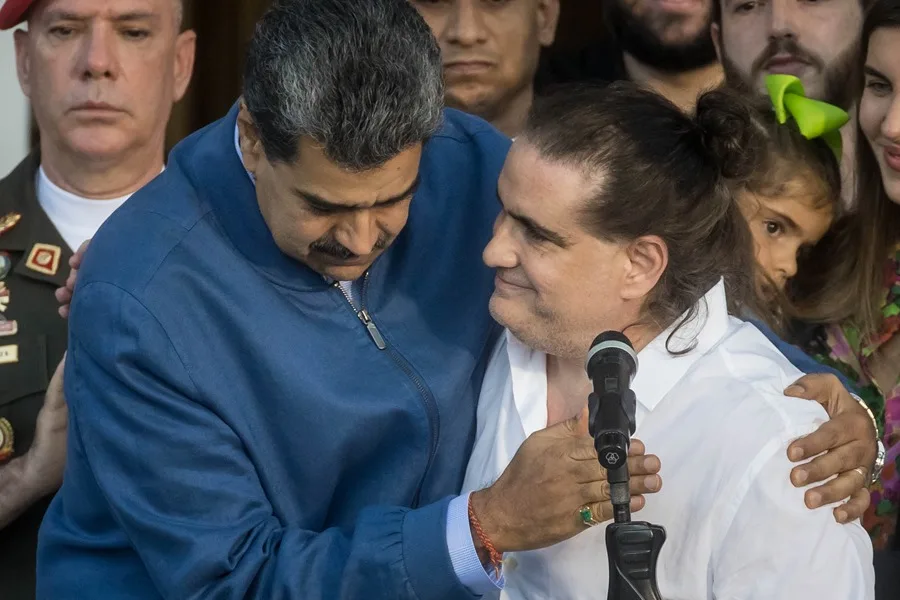 En la foto, Fotografía de archivo del 20 de diciembre de 2023 del entonces mandatario venezolano, Nicolás Maduro (hoy preso en EE.UU.), y Alex Saab (d), en el Palacio de Miraflores, en Caracas (Venezuela)