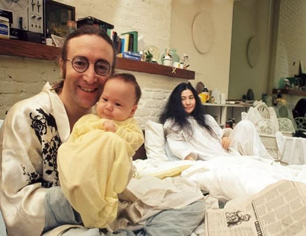 En la foto, John Lennon, su esposa y el pequeño Sean